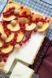 Cheesecake Tarte mit Nektarinen und Johannisbeeren