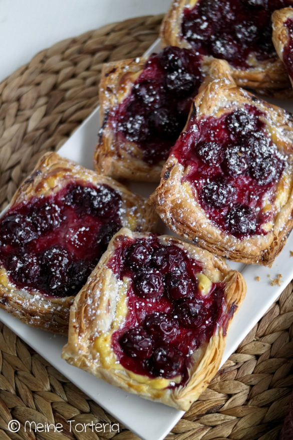 Blätterteigteilchen mit Pudding und Kirschen - Meine Torteria