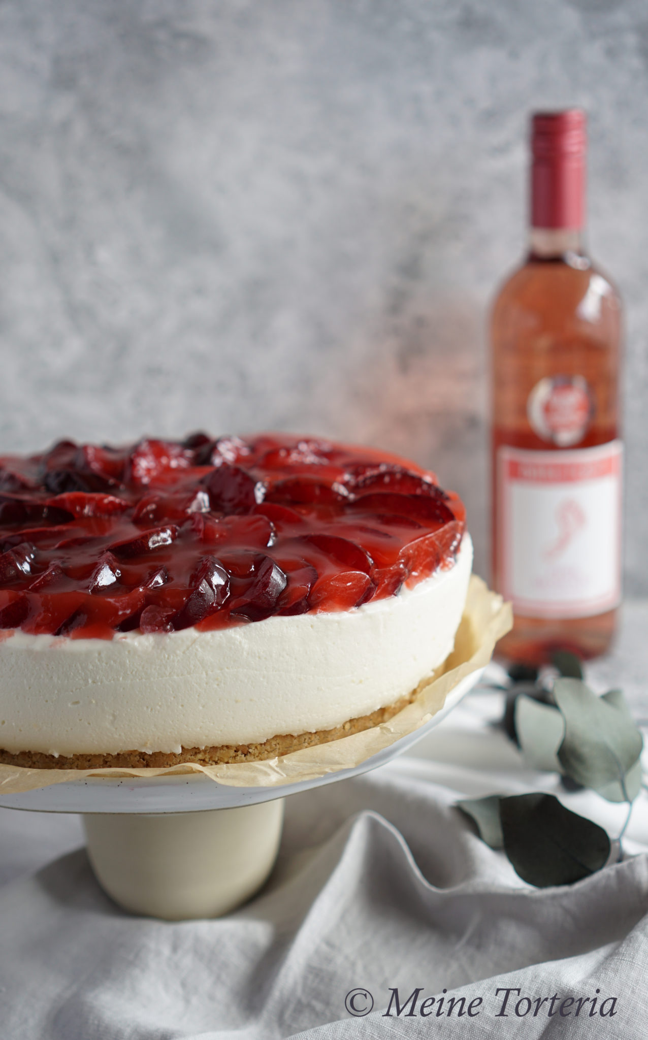 Weincremetorte mit Joghurt und Pflaumen (enthält Werbung für Barefoot ...